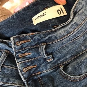 HIGH WAISTED JEANS